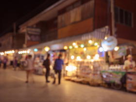 Blurred picture of a street in the evening
